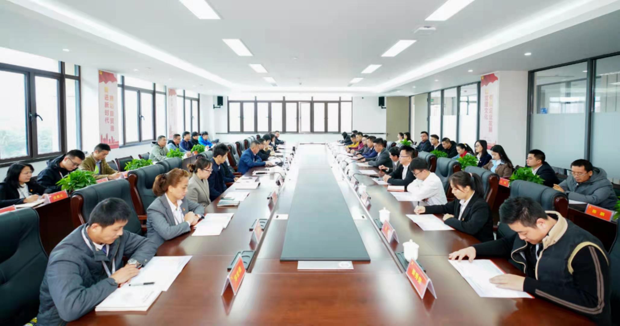 董事长陈金财表态发言:首先对各位领导的到来表示热烈欢迎,在住
